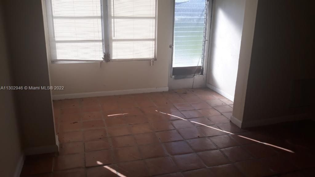 For Sale: $99,000 (1 beds, 1 baths, 560 Square Feet)
