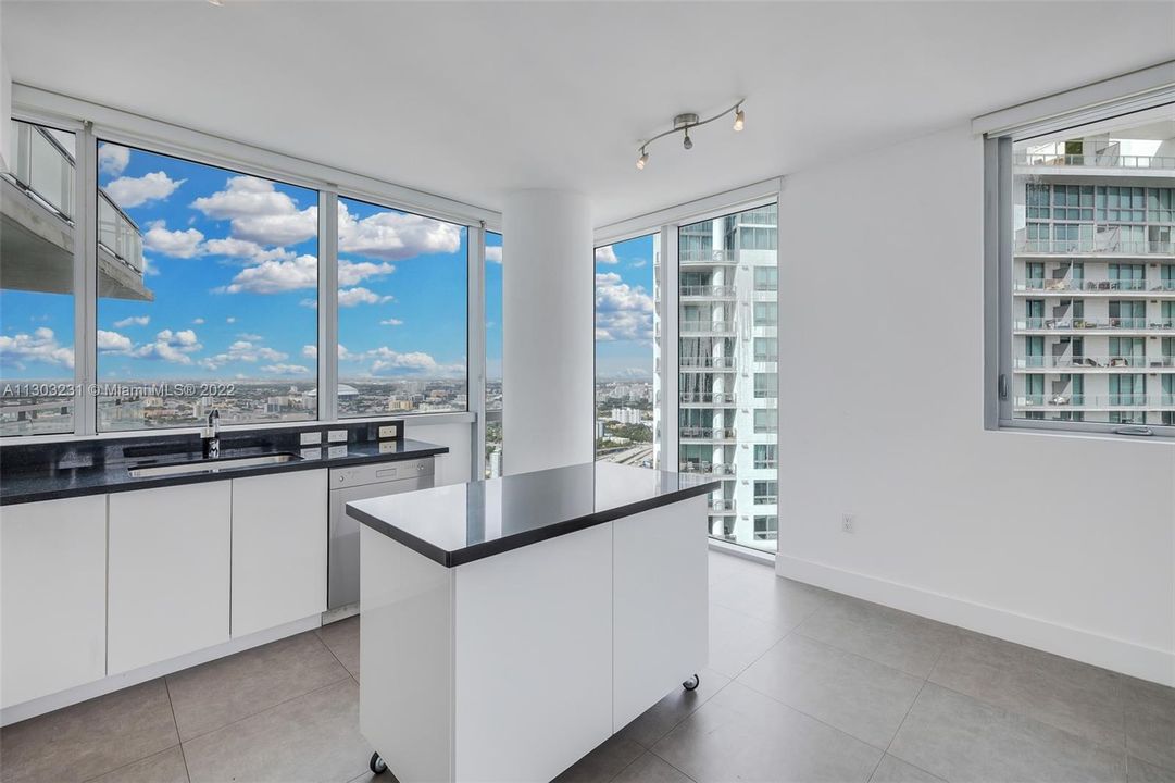 Recently Sold: $650,000 (2 beds, 2 baths, 1389 Square Feet)