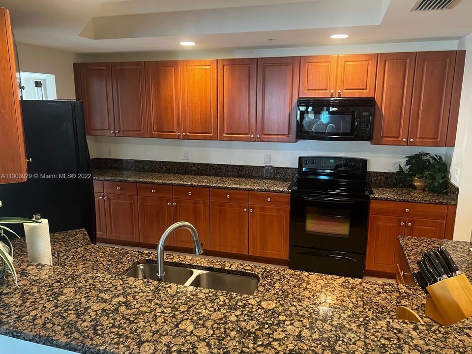 Vendido Recientemente: $449,000 (3 camas, 2 baños, 1721 Pies cuadrados)