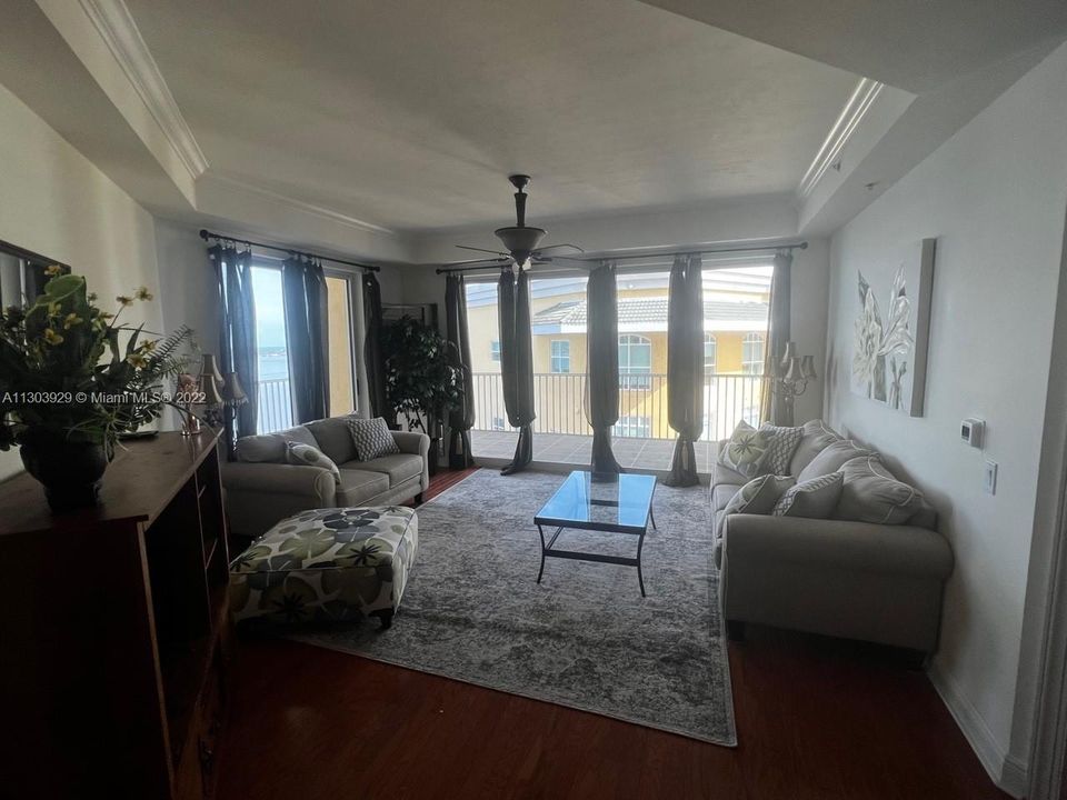 Vendido Recientemente: $449,000 (3 camas, 2 baños, 1721 Pies cuadrados)