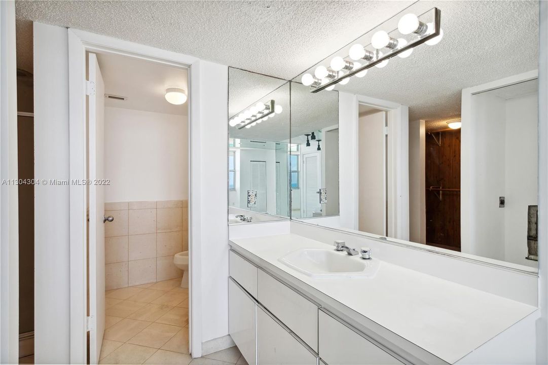 Recently Sold: $420,000 (1 beds, 1 baths, 824 Square Feet)