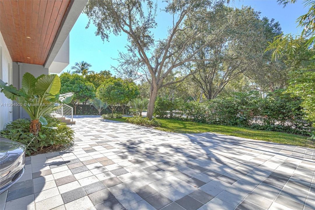 Active With Contract: $7,400,000 (7 beds, 7 baths, 4565 Square Feet)