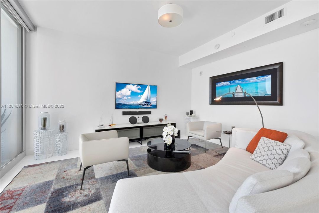 Recently Sold: $2,975,000 (2 beds, 2 baths, 2065 Square Feet)