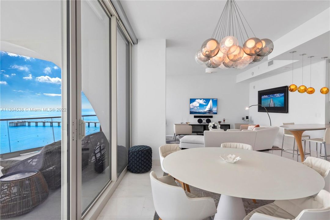 Recently Sold: $2,975,000 (2 beds, 2 baths, 2065 Square Feet)