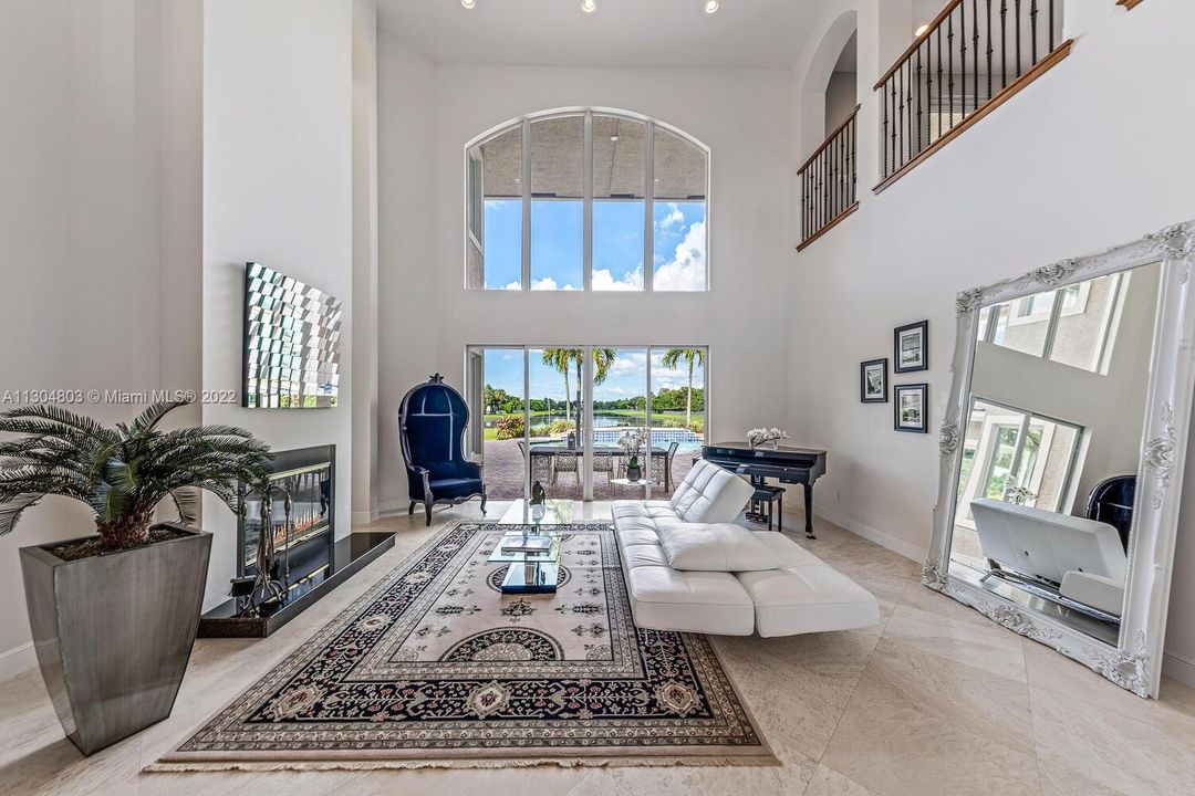 Recently Sold: $2,649,000 (5 beds, 5 baths, 5613 Square Feet)