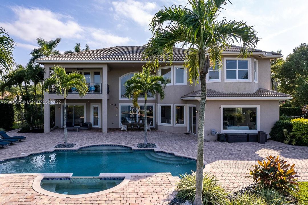 Recently Sold: $2,649,000 (5 beds, 5 baths, 5613 Square Feet)
