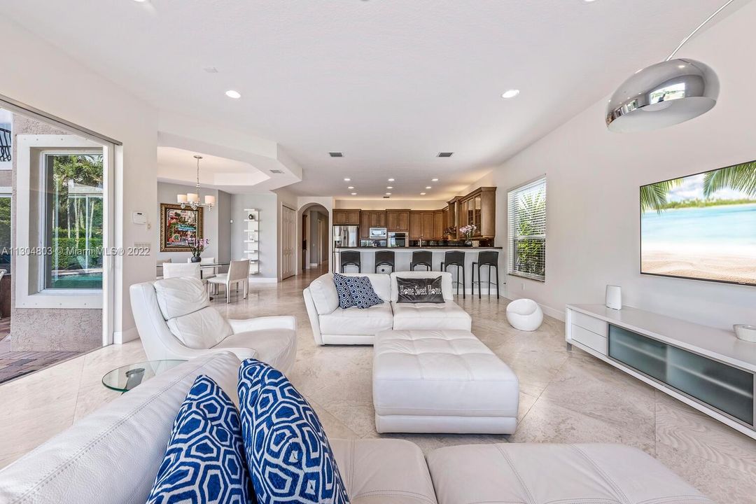 Recently Sold: $2,649,000 (5 beds, 5 baths, 5613 Square Feet)