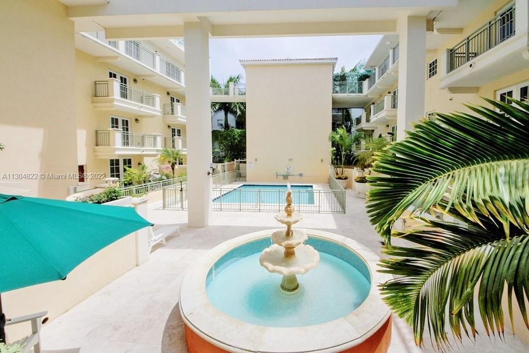 Recently Sold: $1,590,000 (2 beds, 2 baths, 1570 Square Feet)