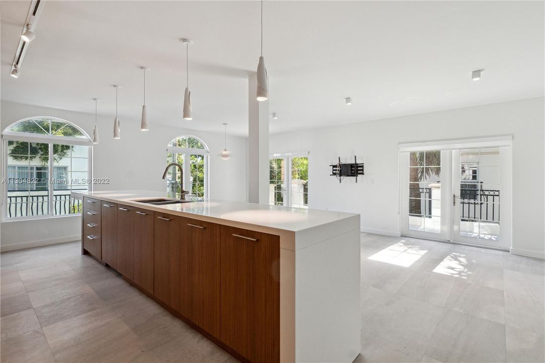 Recently Sold: $1,590,000 (2 beds, 2 baths, 1570 Square Feet)