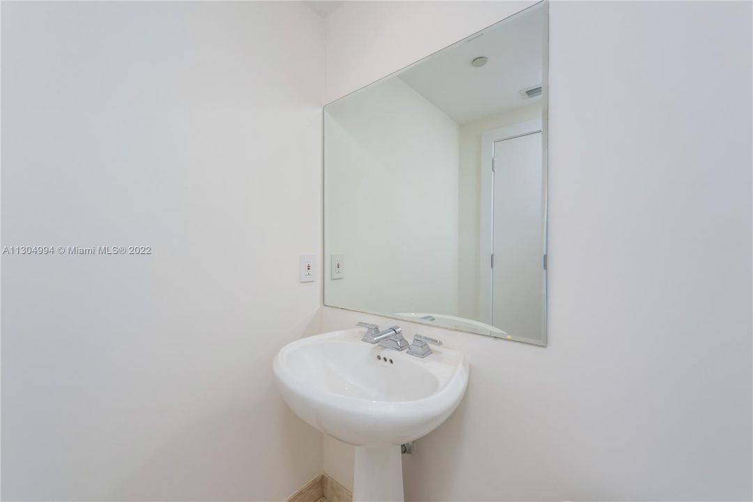 最近租的: $17,500 (2 贝兹, 2 浴室, 1700 平方英尺)