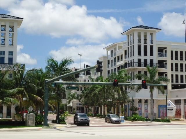 Harborside Plaza in Jupiter, Hotel, stores, dining