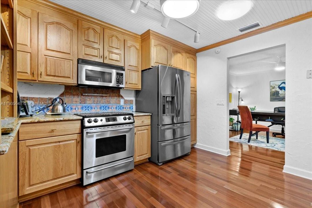 Good size kitchen, SS Appliances fully stocked with etras.