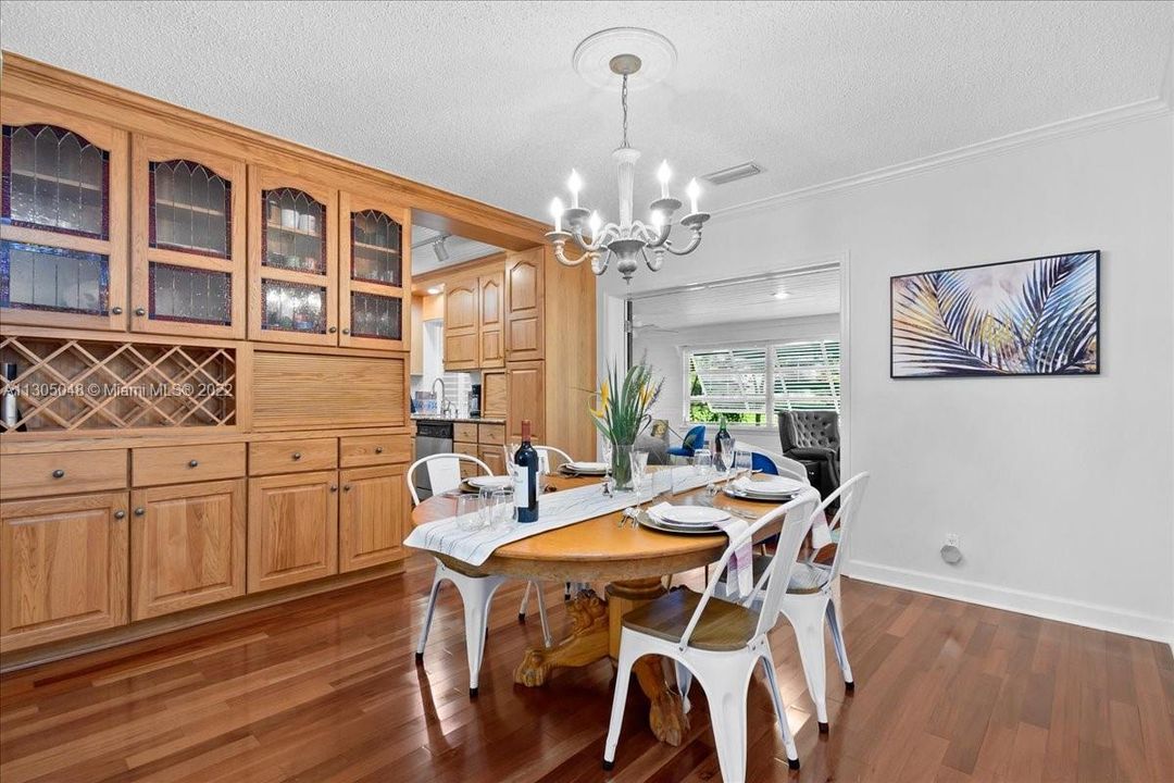 Extra storgae and Bar area in Dining room.Sunroom and kitchen close by