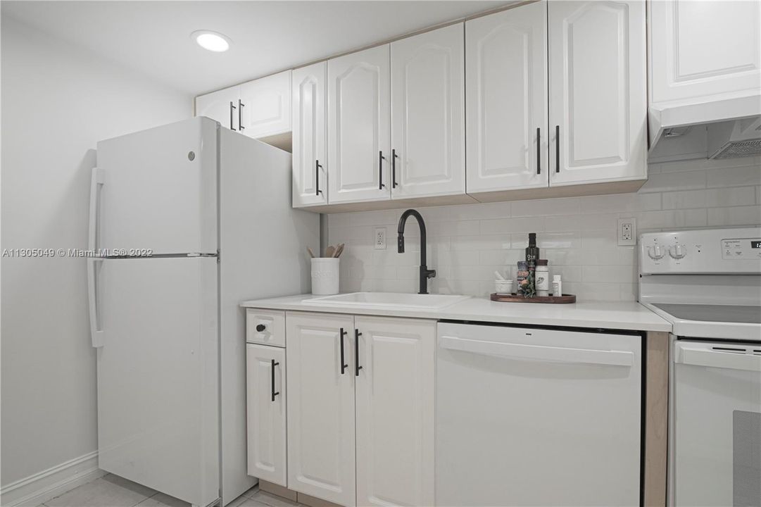 Recently Sold: $550,000 (2 beds, 2 baths, 964 Square Feet)