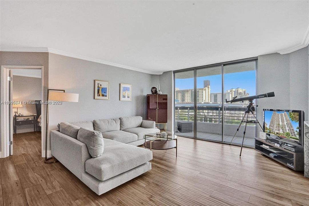 Recently Sold: $649,000 (2 beds, 2 baths, 1365 Square Feet)