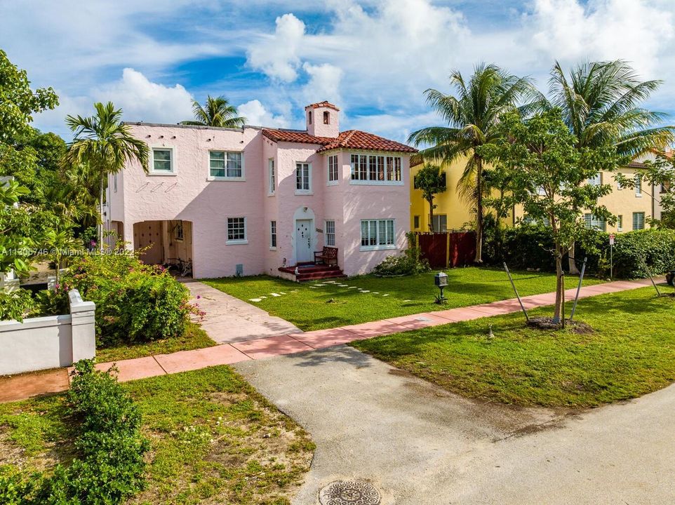 Recently Sold: $1,750,000 (3 beds, 2 baths, 1716 Square Feet)