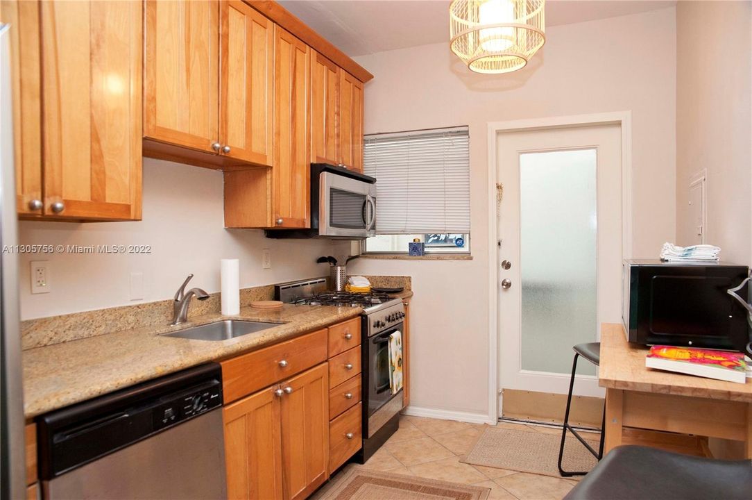For Sale: $350,000 (1 beds, 1 baths, 640 Square Feet)