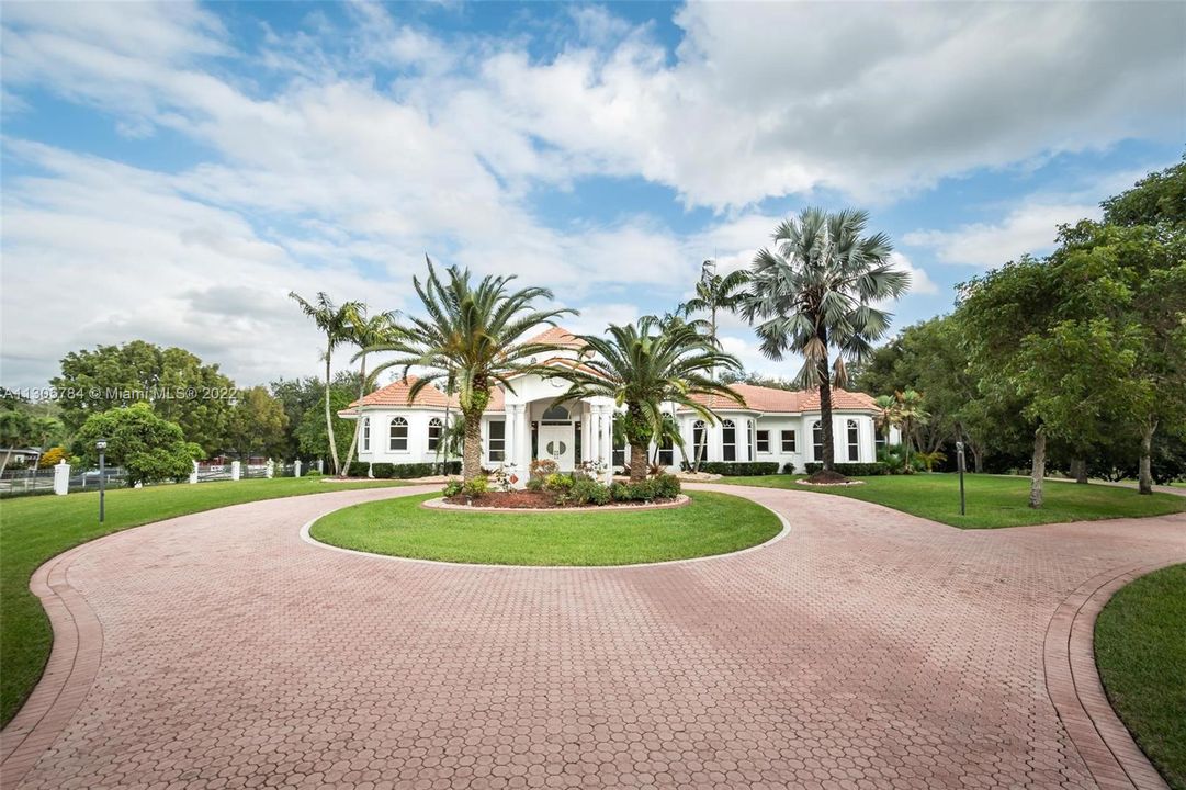 Recently Sold: $2,575,000 (5 beds, 4 baths, 5323 Square Feet)