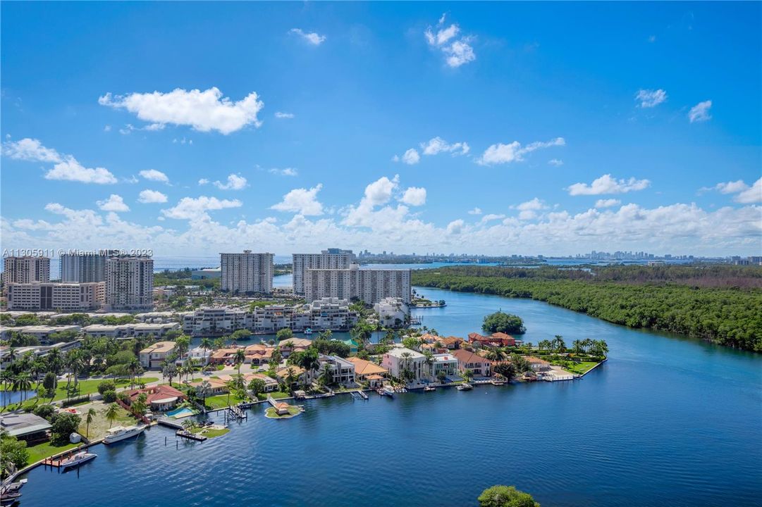 Recently Sold: $930,000 (2 beds, 2 baths, 1113 Square Feet)