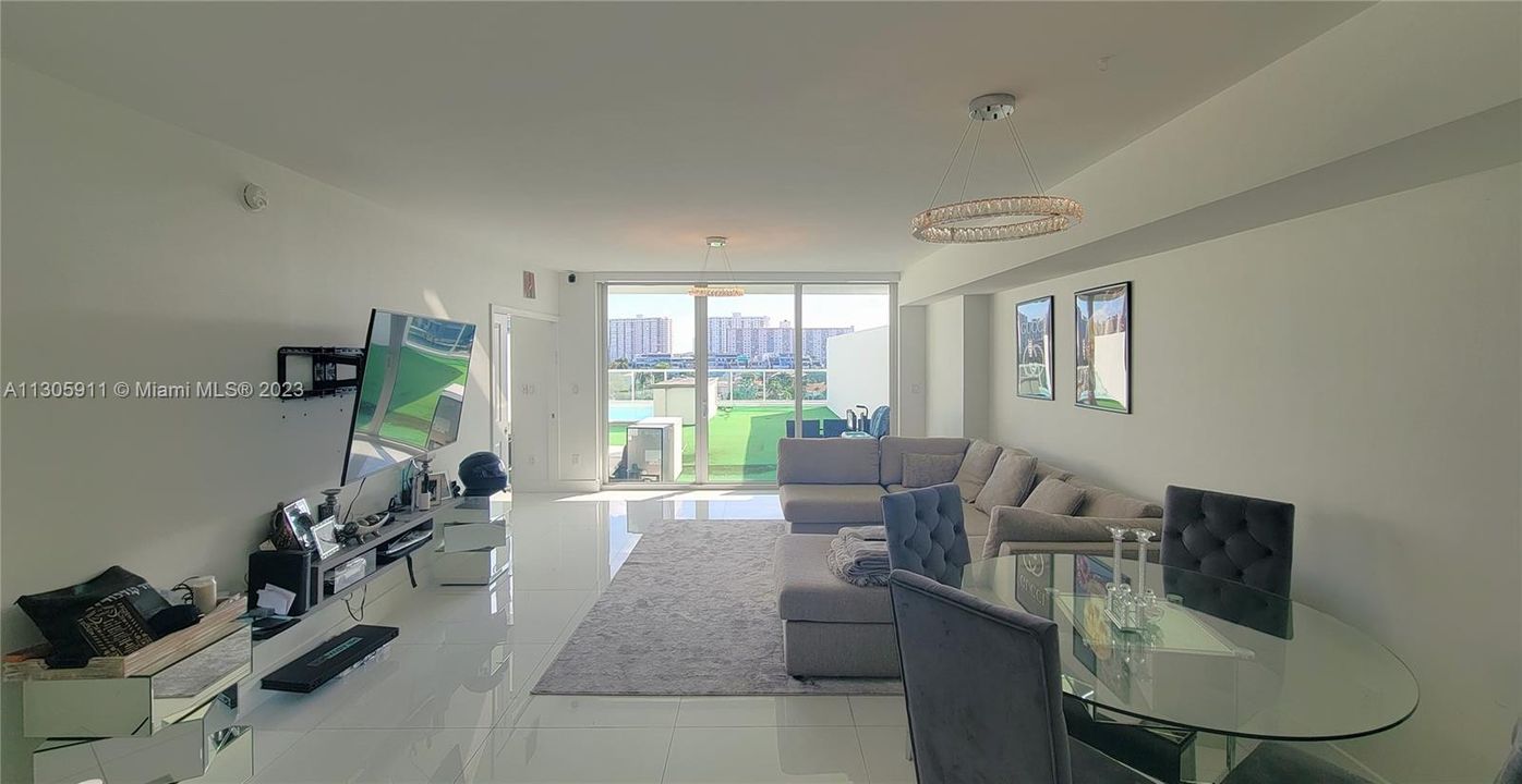 Recently Sold: $930,000 (2 beds, 2 baths, 1113 Square Feet)