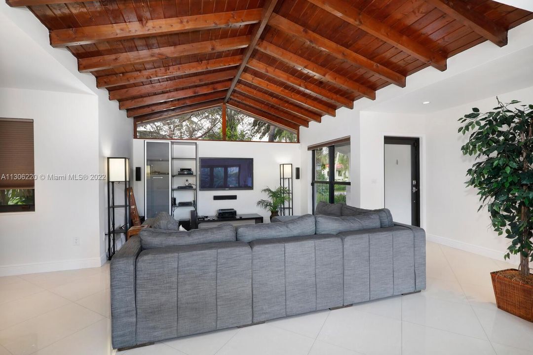 Recientemente alquilado: $6,000 (3 camas, 2 baños, 1570 Pies cuadrados)