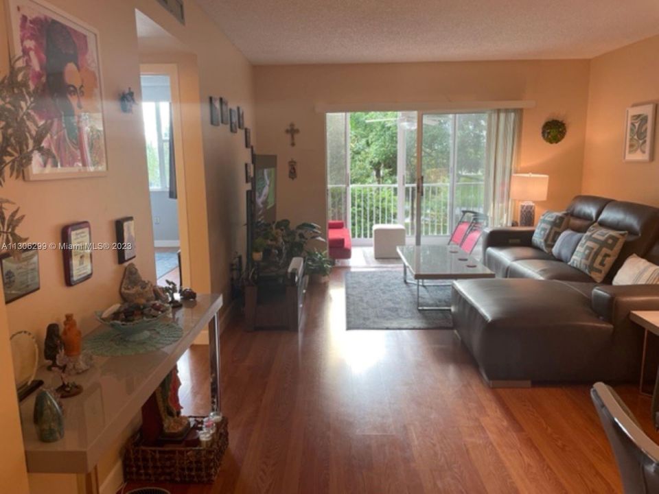 Recently Sold: $189,000 (1 beds, 1 baths, 876 Square Feet)