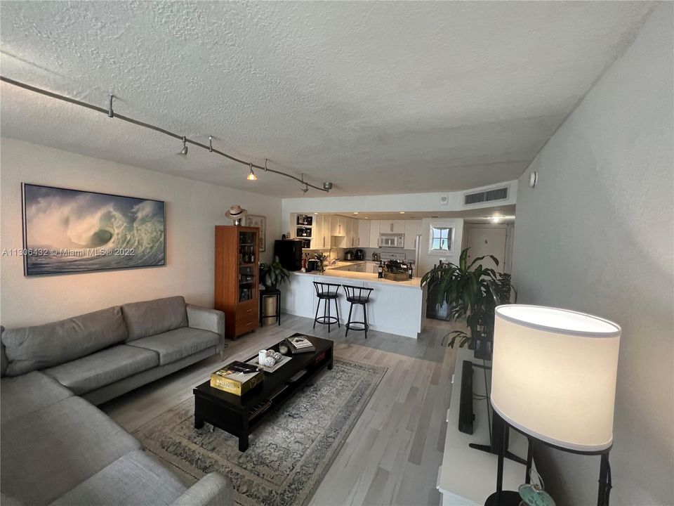 For Sale: $419,000 (1 beds, 1 baths, 910 Square Feet)