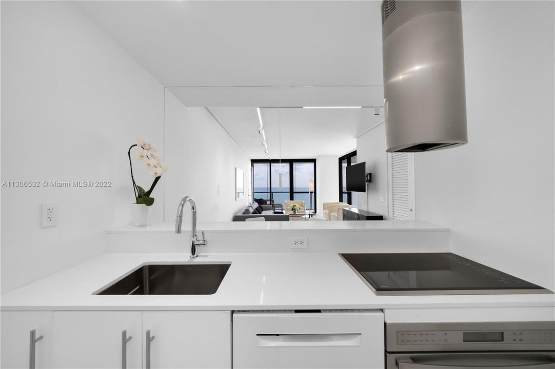 Recently Sold: $3,950,000 (2 beds, 2 baths, 1239 Square Feet)