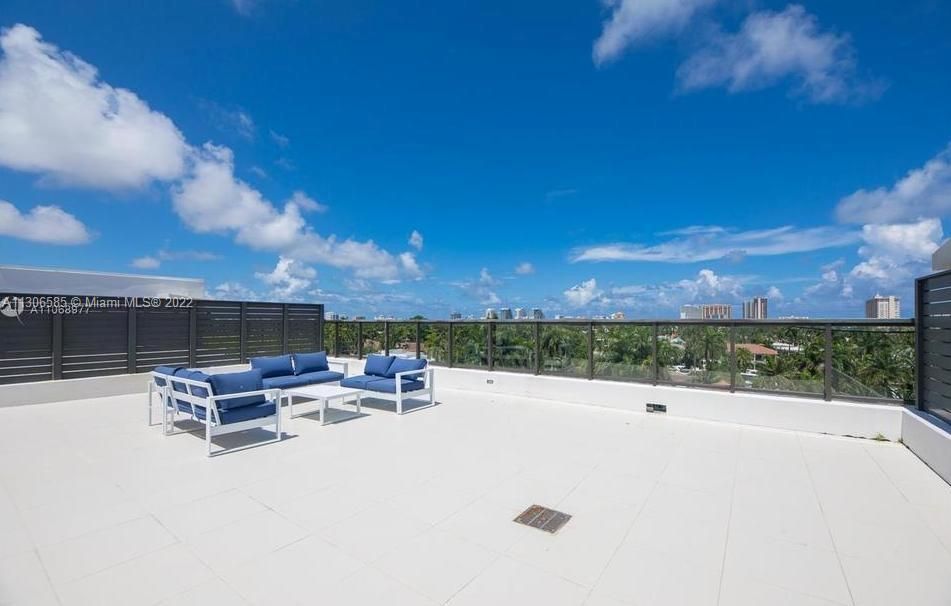Recently Sold: $1,994,400 (3 beds, 3 baths, 2590 Square Feet)