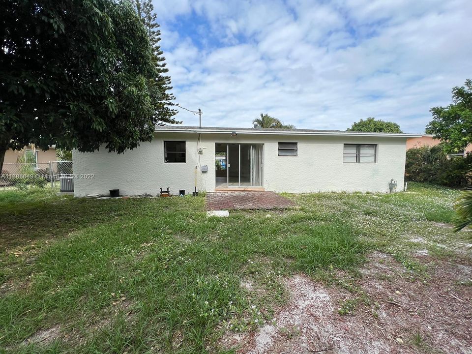 最近租的: $2,399 (3 贝兹, 1 浴室, 1042 平方英尺)