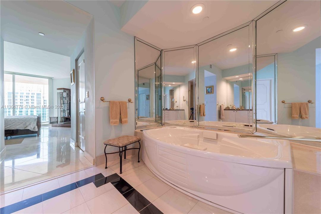 最近租的: $15,000 (2 贝兹, 2 浴室, 1960 平方英尺)
