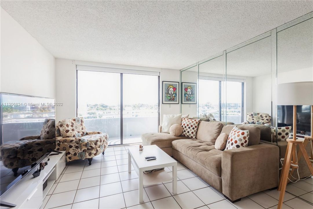 Recently Sold: $349,000 (2 beds, 2 baths, 1086 Square Feet)