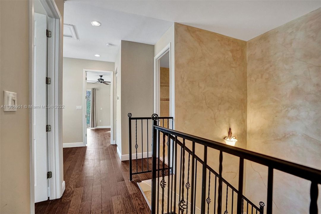 2nd floor hallway to split bedroom plan