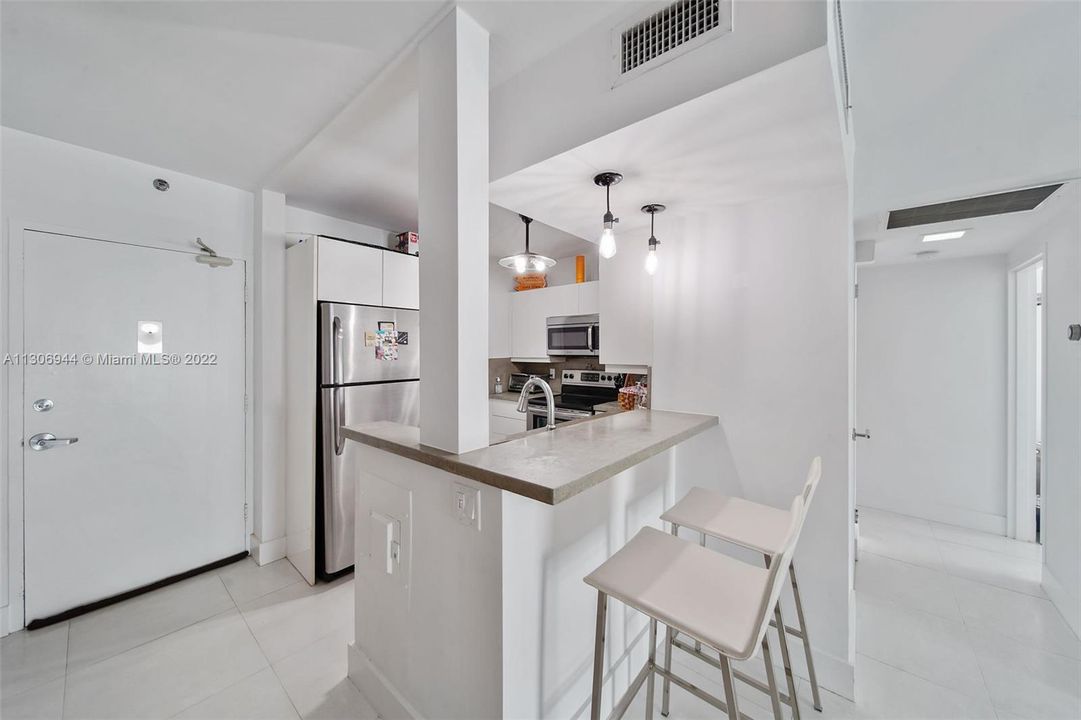 For Sale: $350,000 (1 beds, 1 baths, 837 Square Feet)