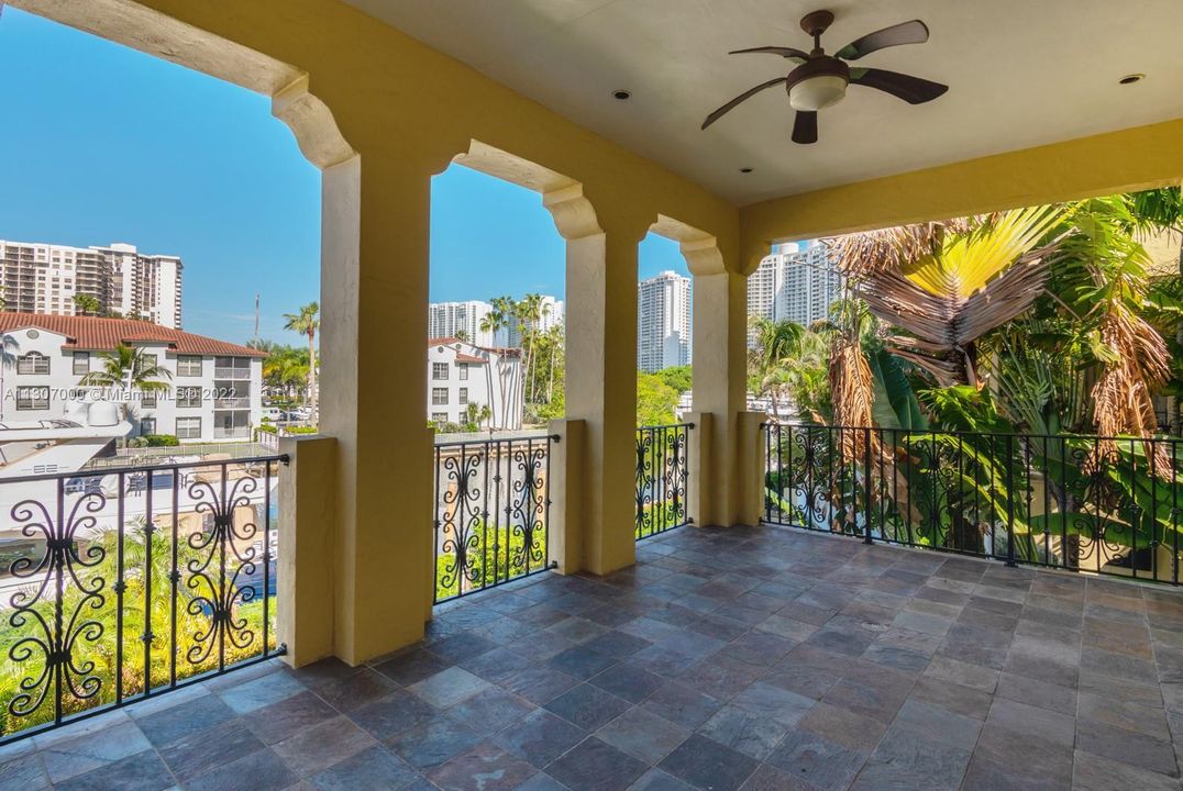 Recently Sold: $3,300,000 (5 beds, 5 baths, 4988 Square Feet)