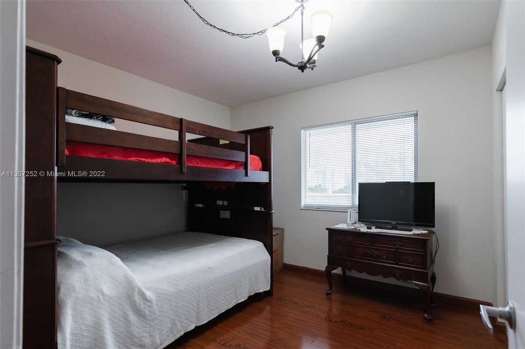 For Sale: $330,000 (2 beds, 2 baths, 982 Square Feet)