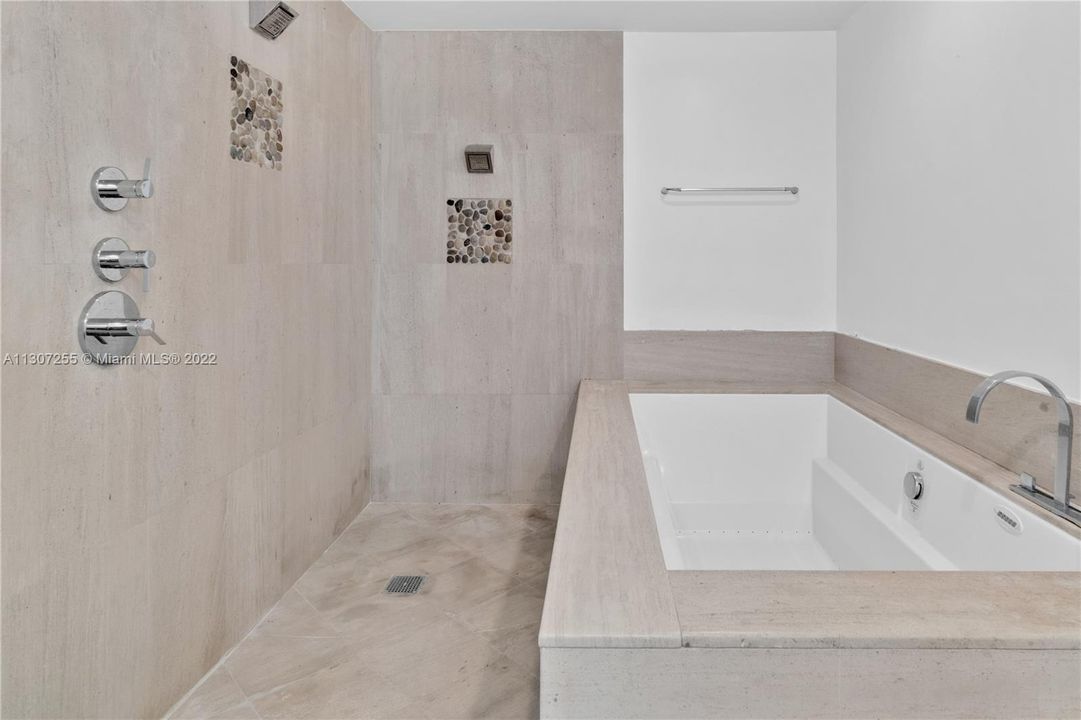 最近售出: $850,000 (1 贝兹, 1 浴室, 833 平方英尺)