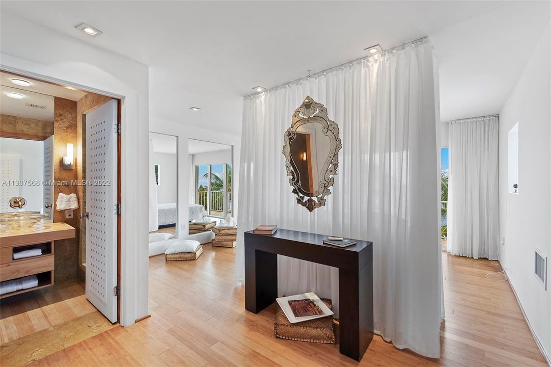 Recently Sold: $3,999,000 (3 beds, 2 baths, 2511 Square Feet)