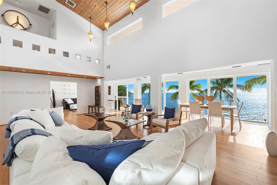 Recently Sold: $3,999,000 (3 beds, 2 baths, 2511 Square Feet)