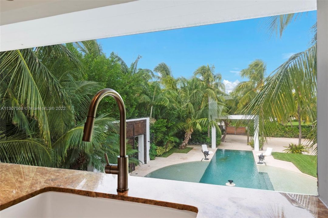 Recently Sold: $3,999,000 (3 beds, 2 baths, 2511 Square Feet)