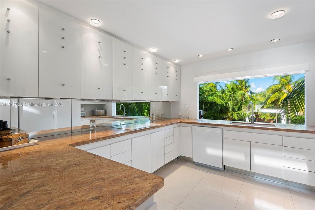 Recently Sold: $3,999,000 (3 beds, 2 baths, 2511 Square Feet)