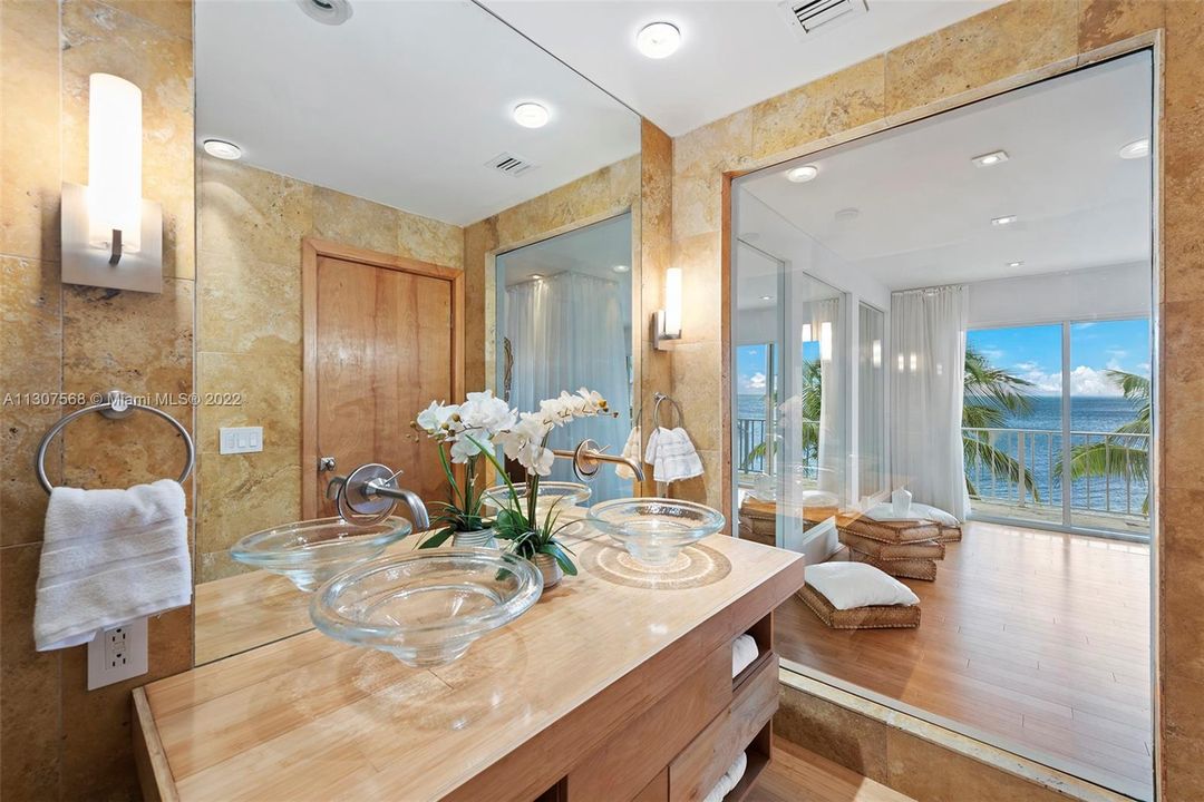 Recently Sold: $3,999,000 (3 beds, 2 baths, 2511 Square Feet)