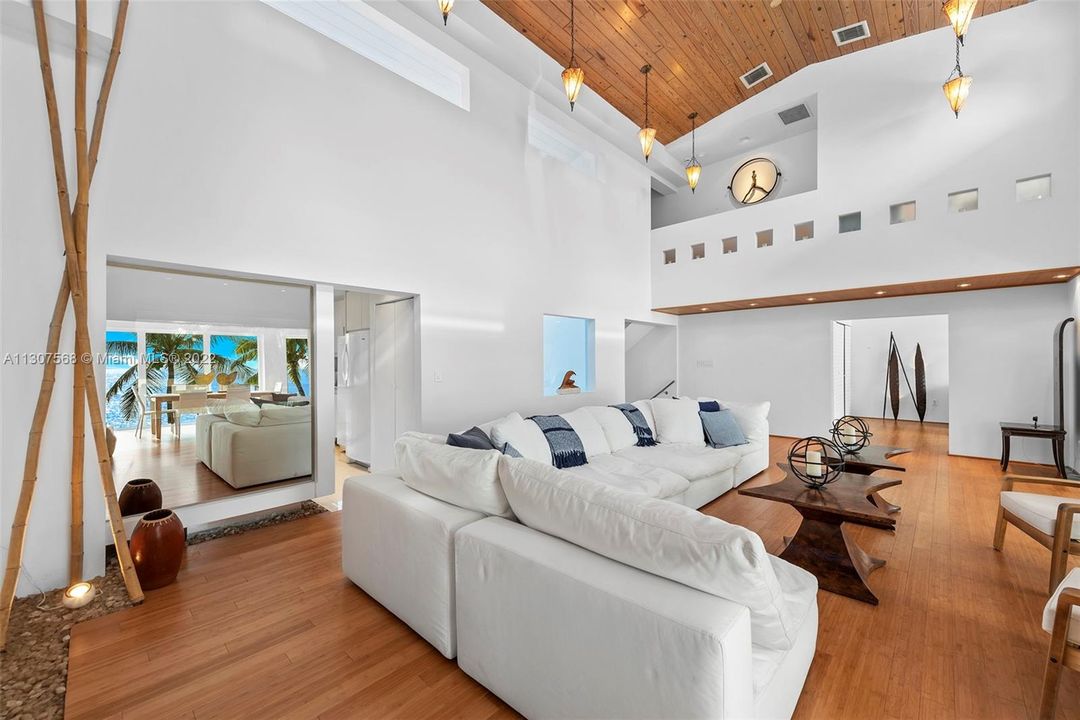 Recently Sold: $3,999,000 (3 beds, 2 baths, 2511 Square Feet)