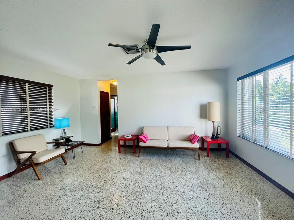 Recently Sold: $598,000 (2 beds, 1 baths, 1243 Square Feet)