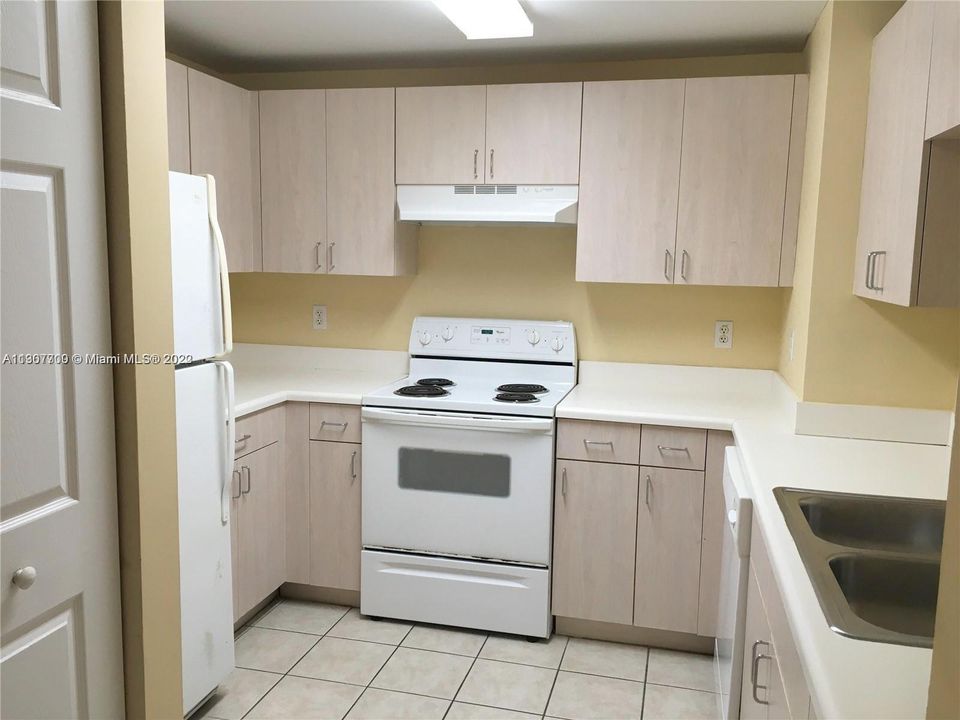 Recently Rented: $2,000 (1 beds, 1 baths, 726 Square Feet)