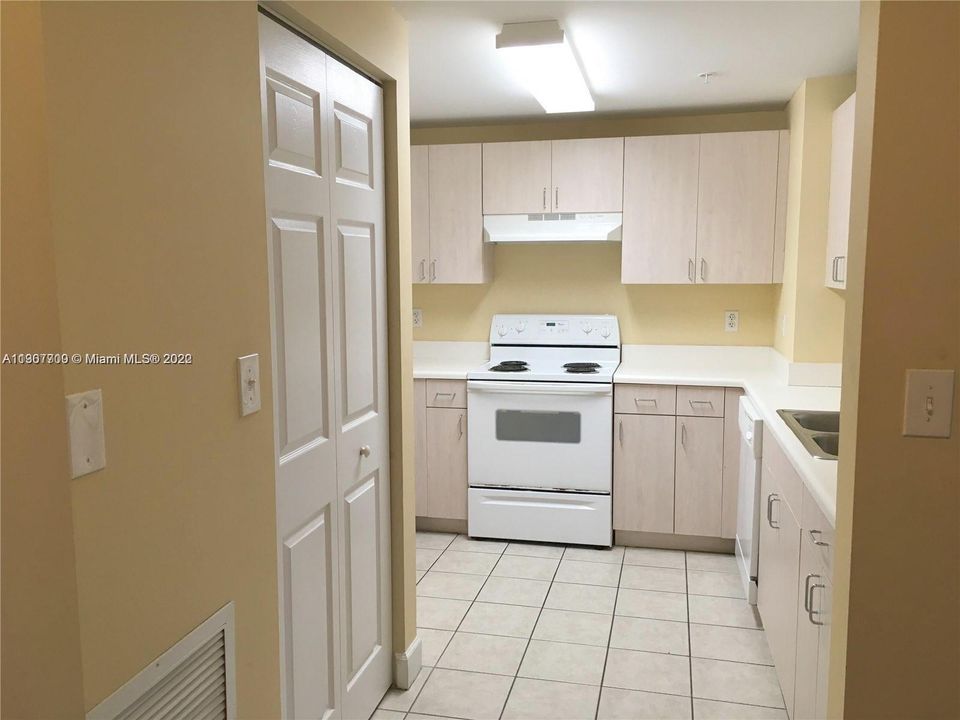 Recently Rented: $2,000 (1 beds, 1 baths, 726 Square Feet)