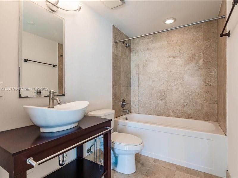 最近售出: $385,000 (1 贝兹, 1 浴室, 698 平方英尺)
