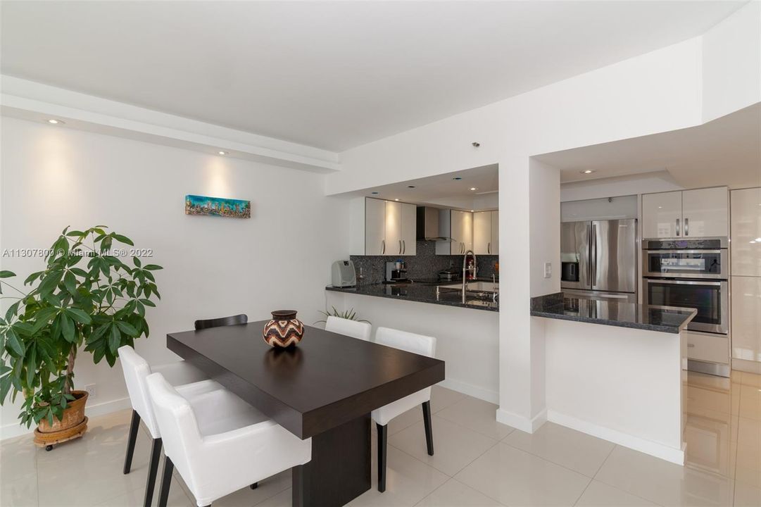 Recently Sold: $850,000 (2 beds, 2 baths, 1214 Square Feet)
