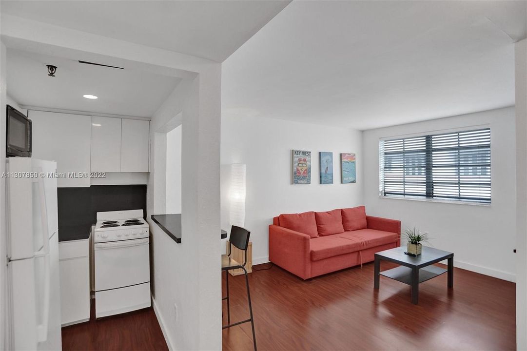 Active With Contract: $305,000 (1 beds, 1 baths, 502 Square Feet)