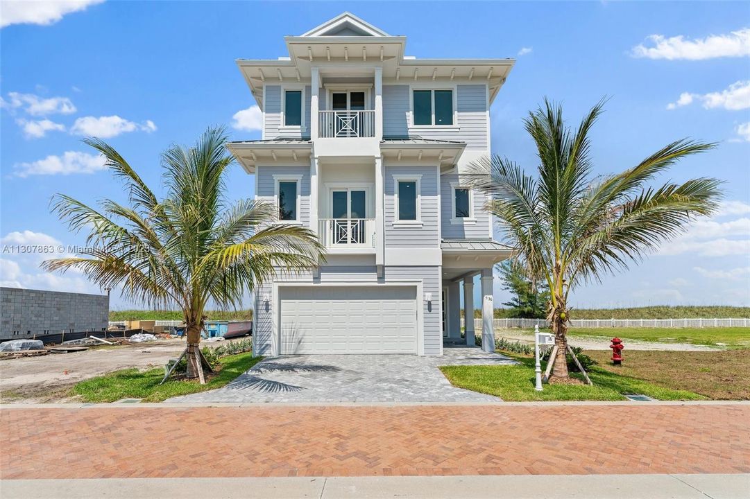 Recently Sold: $3,395,000 (4 beds, 5 baths, 3746 Square Feet)